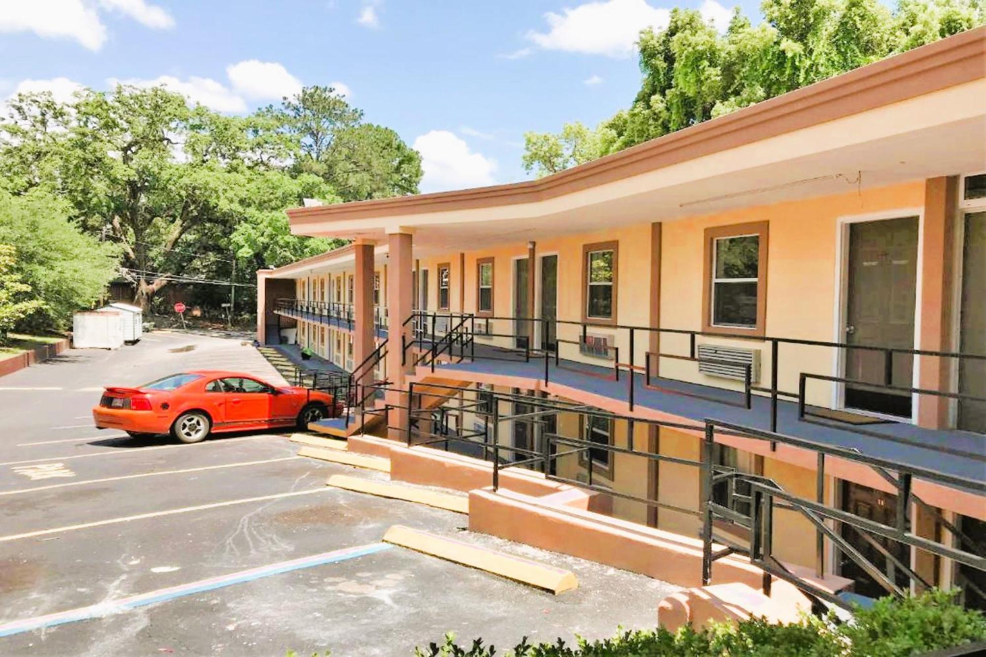 Oyo Hotel Tallahassee Downtown ภายนอก รูปภาพ